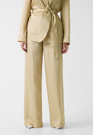 - Spodnie materiałowe