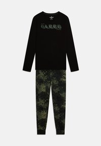 Musta pitkähihainen pyjamatoppi, jossa on vihreä "NEVER SLEEP" -grafiikka. Yhteensopivissa, istuvissa housuissa on tumman kamouflagekuvio. Pehmeä kangas.