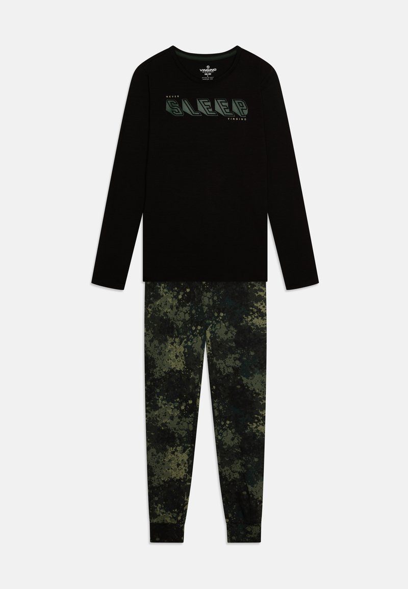 Musta pitkähihainen pyjamatoppi, jossa on vihreä "NEVER SLEEP" -grafiikka. Yhteensopivissa, istuvissa housuissa on tumman kamouflagekuvio. Pehmeä kangas.