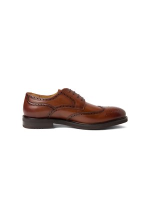Brauner Leder-Wingtip-Brogue-Herrenschuh mit perforierten Details und dunkler Sohle, seitliche Ansicht auf weißem Hintergrund.