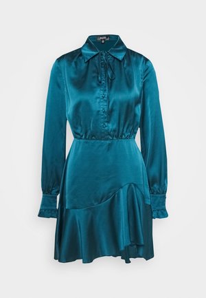 Turkusowa satynowa sukienka koszulowa z kołnierzykiem, długimi rękawami, zapięciem na guziki i warstwowym, falbaniastym dołem. Gładka tekstura i dopasowana talia.