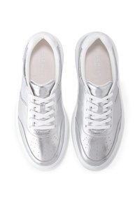 Silvriga lädersneakers med vita gummisulor, perforerade detaljer och vita snören. Har en vadderad insida för extra komfort.