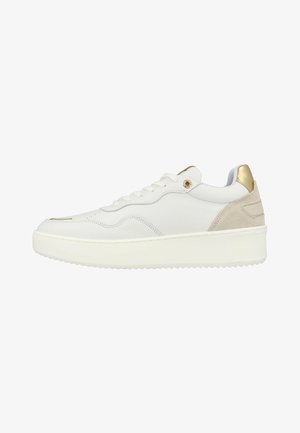 Witte sneaker met een soepel leren bovenwerk, lichtbeige suède accenten en een metallic gouden achterkant. Voorzien van een dikke, gestructureerde rubberen zool.