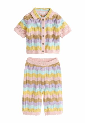 Trumpas megztinis su sagomis ir derančios šortai pastelinėmis rožinės, geltonos, mėlynos, levandų ir rusvos spalvų chevronų mezgimo raštu.