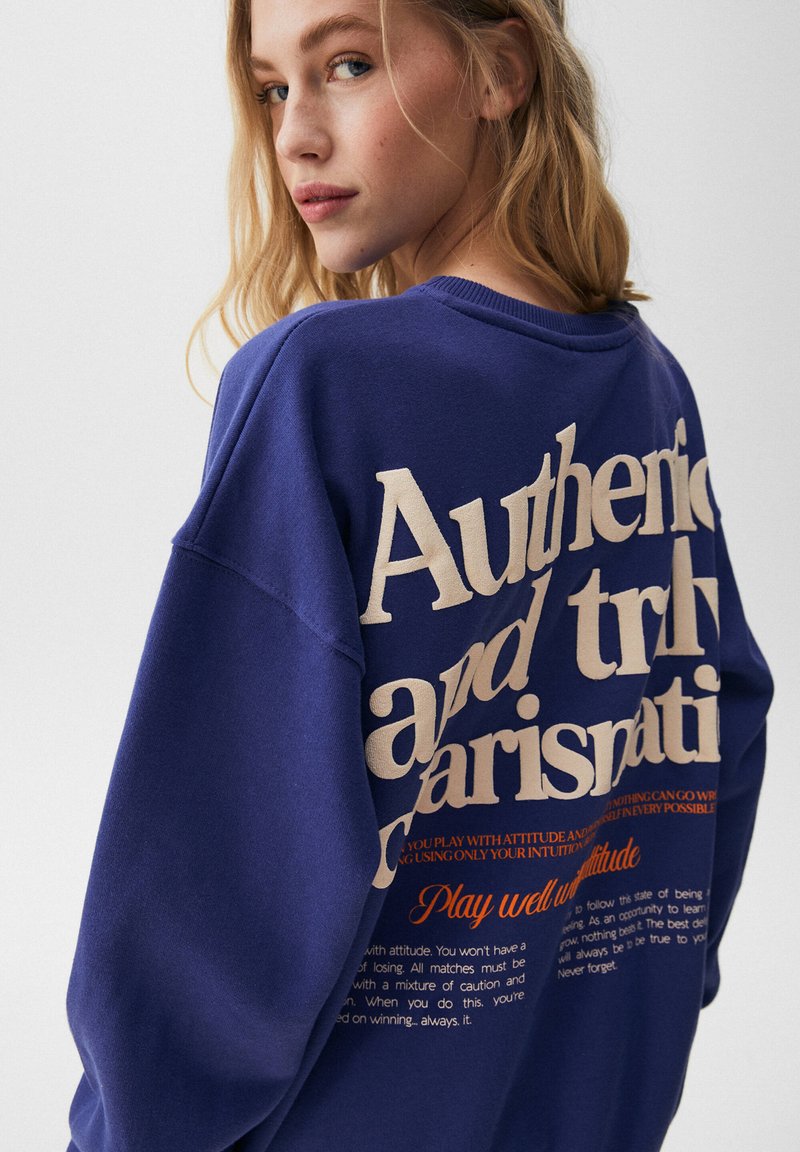 Damen Sweatshirts | PULL&BEAR ROUND NECK WITH CONTRAST GRAPHIC Sweatshirt royal blue/royal - WE90472 Damen Sweatshirts | PULL&BEAR ROUND NECK WITH CONTRAST GRAPHIC Sweatshirt royal blue/royal - WE90472