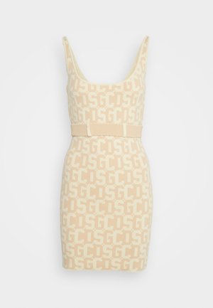 Robe ajustée en beige clair, arborant un motif logo sur l'ensemble. Décolleté rond, larges bretelles et une ceinture contrastante à la taille.