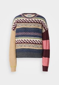 Fargerik strikkegenser med varierte mønstre, lange ermer og rund hals. Nyansene inkluderer burgunder, blå, beige og rosa.