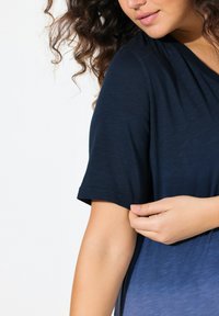 Ulla Popken DIP DYE GRADIENT SHORT SLEEVE V-NECK TEE - Printtipaita - marine