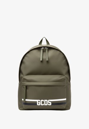 Zaino verde oliva con tasca frontale con zip, doppia cerniera superiore e logo "GCDS" sopra strisce bianche e nere.