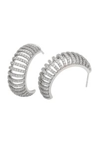 Orecchini d'argento con un design curvo, caratterizzati da più file di pietre di strass trasparenti, che mostrano una texture a coste e una finitura lucida.