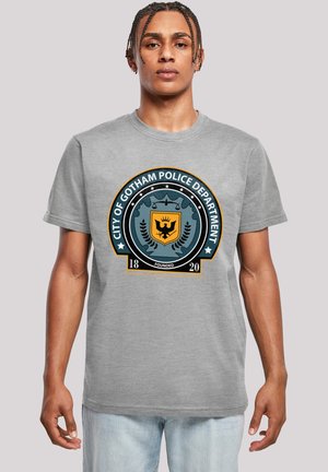 Grå bomulls t-skjorte med et sirkulært logo fra Gotham Police Department i blått og gull, med detaljerte bilder og teksten 'Grunnlagt 1820'.