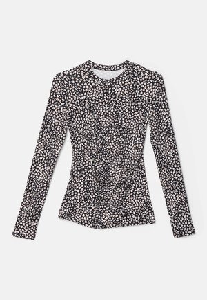 Pikkade varrukatega topp, millel on must alus ja valge-roosa lilleline muster, ümar kaelus, keha lähedane lõige ja tekstureeritud kangas.