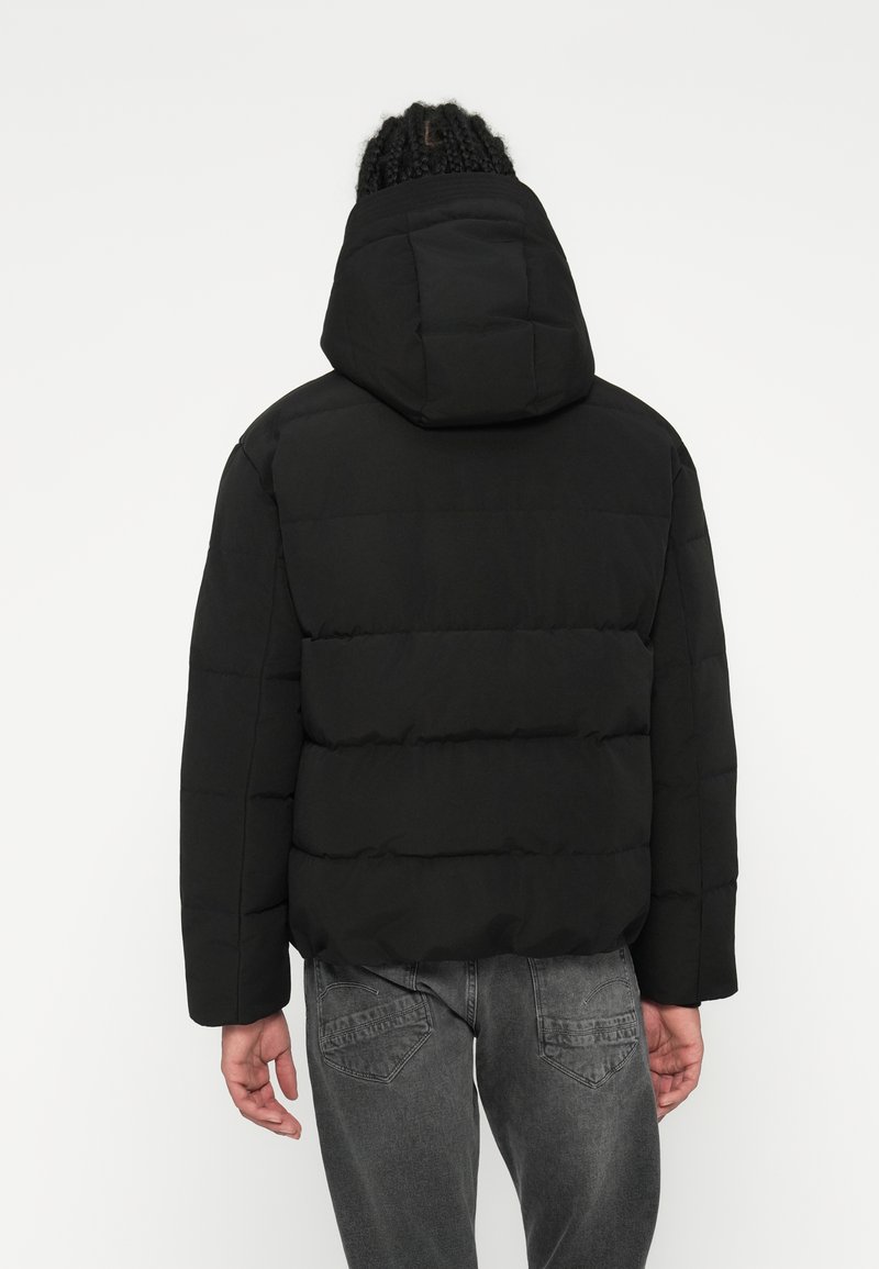 Schwarze Daunenjacke mit Kapuze, gepolstertem Design, geradem Schnitt, elastischen Bündchen und glatter Textur.