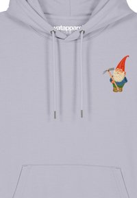 Hellgrauer Hoodie mit einer frontalen Tasche, der einen gestickten Gnom mit rotem Hut und grünem Outfit zeigt, sowie Kordeln mit Metallspitzen hat.