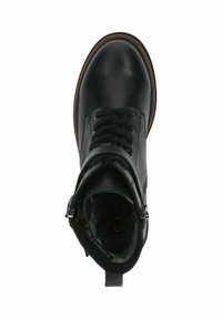 Botín de cuero negro hasta el tobillo con punta redonda, cordones en la parte delantera y cremallera lateral. Presenta una suela resistente y un forro verde en el interior.