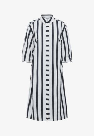 Csíkos ruha jellemzője a fekete és fehér függőleges csíkok, gallér, gombos eleje és háromnegyedes ujja, könnyű anyagból készült.