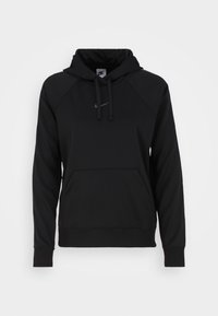 Sudadera negra de Nike con un bolsillo frontal, capucha con cordón y mangas raglán. Diseño simple con un pequeño logo en el pecho. Textura de tela suave.