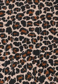 Leopardprint stof in beige met zwarte en bruine vlekken, met horizontale stiklijnen. Zachte textuur met een lichte glans.