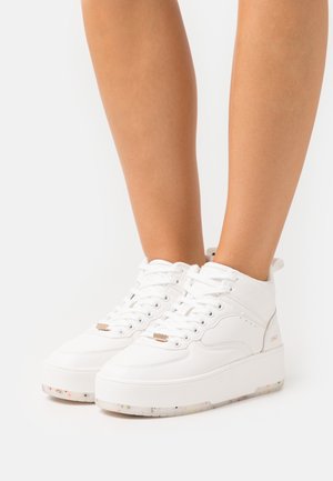 Sneakers bianchi alla caviglia con una tomaia in pelle testurizzata, caratterizzati da una suola spessa con un design maculato e dettagli in metallo.