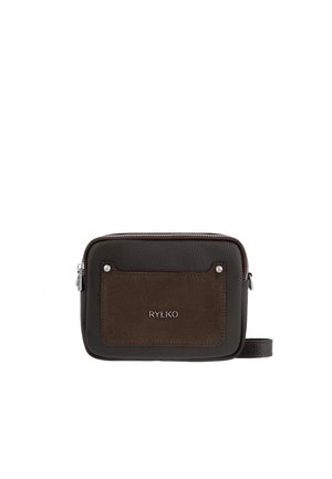 Kleine rechthoekige donkerbruine leren crossbodytas met een voorvak van suède en zilveren rits- en logodetails.