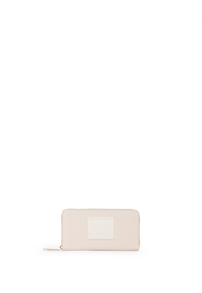 Portafoglio rosa chiaro realizzato in pelle texturizzata con chiusura a zip. Presenta una targhetta rettangolare con logo impresso sul davanti.