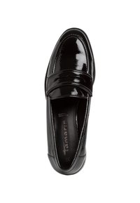 Sort patentlæder loafers med en glat, blank overflade. Har et dekorativt bånd tværs over forfoden og en afrundet tå.