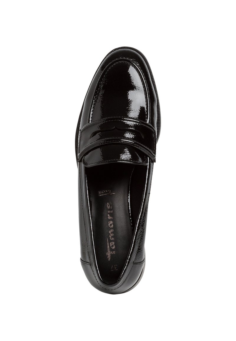 Mocasin de charol negro con una superficie lisa y brillante. Presenta una correa decorativa a lo largo del empeine y una puntera redondeada.