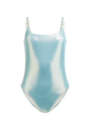 Minta zaļa viengabala peldkostīms ar metālisku spīdumu, plānām siksniņām un zelta gredzenu aksesuāriem; gluda, elastīga auduma un zems griezums.