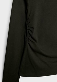 Unselected, dark green