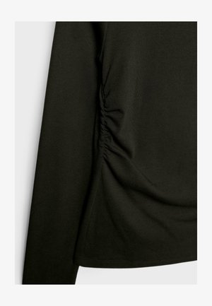 Zwarte lange mouwen top met een strakke, gladde stof en gathered detailing aan de zijkant, wat zorgt voor textuur- en vormcontrast.