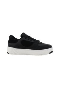 Černá sneakers s hladkým koženým svrškem, textilními akcenty, šněrováním vpředu a silnou bílou gumovou podešví s texturovanými detaily.