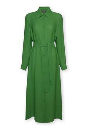 Lange groene blousejurk met brede kraag, lange mouwen en een bijpassende stoffen ceintuur gestrikt in de taille.