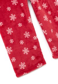 Roter Fleece-Stoff mit weißen Schneeflockenmustern, weicher Textur und gemütlichem Design. Die Kanten sind sauber verarbeitet.