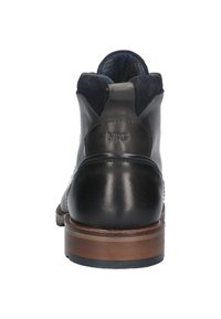 Botín de cuero negro con detalles de ante, puntera redonda y tacón de madera. Cuenta con un logo grabado y un forro texturizado.
