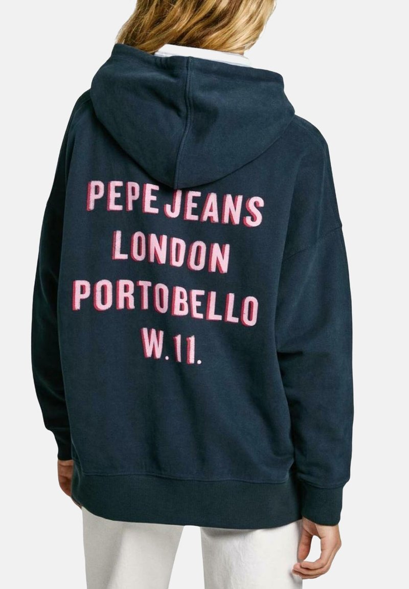 Felpa blu navy con testo rosa che recita "PEPE JEANS LONDON PORTOBELLO W.11." Tessuto morbido, vestibilità oversize, cappuccio con cordoncino.