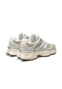 Αθλητικά παπούτσια σε ανοιχτό γκρι και μπεζ χρώμα με επάνω μέρος από υφή σουέτ, διακριτικές λεπτομέρειε ς από δίχτυ και παχύ, μαλακό πέλμα. Διαθέτουν εμφανές λογότυπο "N".