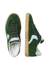 Des baskets en daim vert présentent une semelle en caoutchouc épaisse et texturée, des lacets noirs et des accents bleu clair sur les côtés et le talon.