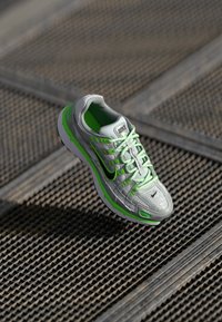 P 6000 UNISEX - Treniņu apavi - metallic silver/black/white/green strike
