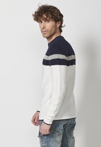 Koroshi Vesta - crudo   off white