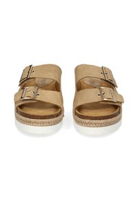 Braune Wildleder-Slidesandalen mit zwei verstellbaren silbernen Schnallen, einer natürlichen geflochtenen Jute-Zwischensohle und einer weißen Gummisohle.
