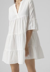 Vero Moda VMHELI 3/4 SHORT WVN GA - Kasdienė suknelė - snow white