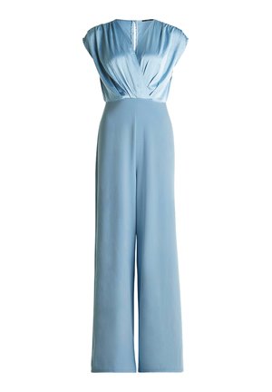Combinaison bleu clair avec des jambes larges, des manches courtes, et un décolleté en V, présentant un buste froncé et une fermeture par ouverture clé au dos.