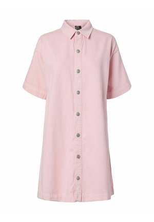 Vestido camisa de manga corta de color rosa claro con cuello puntiagudo y una fila de botones plateados de largo completo en la parte delantera.