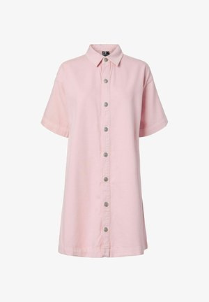 Robe-chemise rose clair à manches courtes avec un col pointu et une rangée complète de boutons argentés sur le devant.