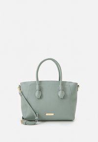 Jasnozielona, strukturalna torebka z ekoskóry z dwoma górnymi uchwytami, regulowanym paskiem na ramię i złotym logo na przedniej stronie.