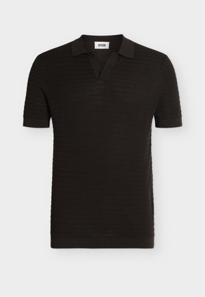 Svart kortermet strikket poloskjorte med teksturerte horisontale striper og oppbrettet krage med V-utringning.
