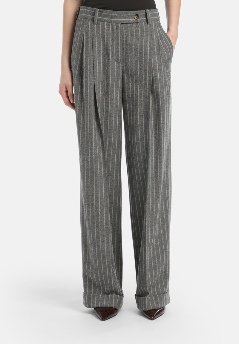 Grijs gestreepte broek met een hoge taille, plooien en opgerolde manchetten. Bevat subtiele gouden strepen en een sluiting met een knoop aan de voorkant.