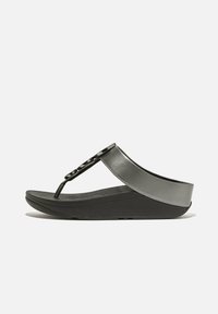 Zwarte en grijze wiggen sandalen met een gladde bovenkant, een lusvormig banddetail, een gestructureerde voetbed en een verhoogde zool voor extra hoogte.