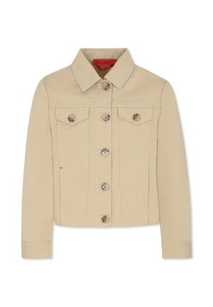 Giacca di jeans beige con colletto classico, tasche frontali e bottoni argentati. Presenta linee cucite e un logo ricamato sul petto.