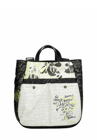 Bolsa tote en blanco y negro con diseños gráficos, cierre con cremallera, doble asa superior y múltiples bolsillos delanteros con detalles de logotipo.